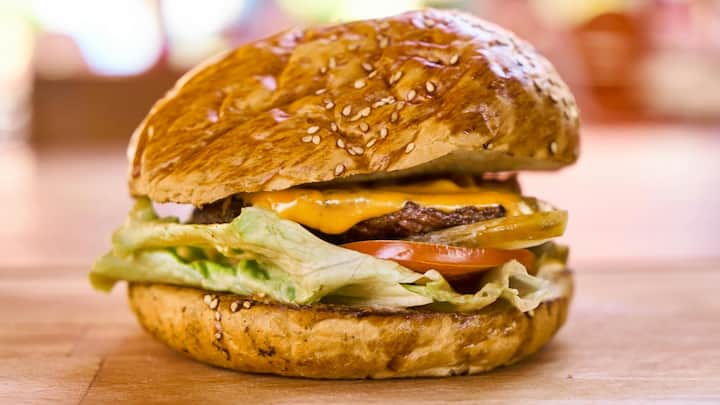 Paneer Burger Recipe : கடைகளில் விற்பனை செய்யப்படும் பர்கர் உடலுக்கு அவ்வளவு நல்லது கிடையாது. அதை வீட்டில் செய்து சாப்பிடுவதே நல்லது.