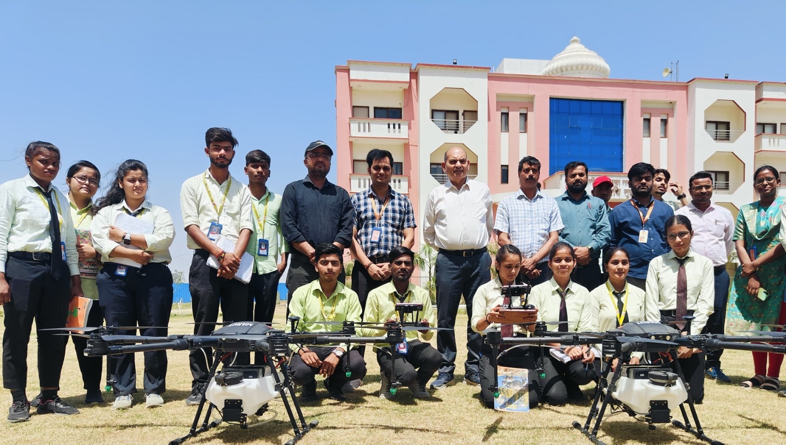Gorakhpur News: महायोगी गोरखनाथ विश्वविद्यालय के कृषि स्नातक छात्रों के लिए मंगाए गए ड्रोन, जल्द होगा प्रशिक्षण