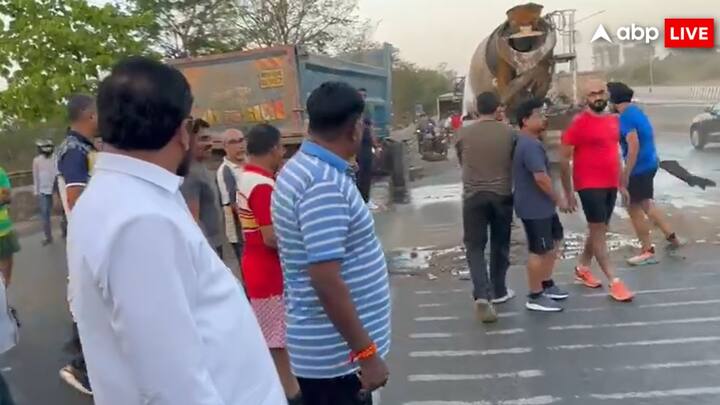 उन्होंने सुबह मॉर्निंग वॉक के लिए आने वाले लोगों की मदद से बिखरे हुए तेल पर मिट्टी डलवाई. साथ ही पुलिस की मदद से बाइक चालकों से धीमी रफ्तार में जाने का आग्रह किया.