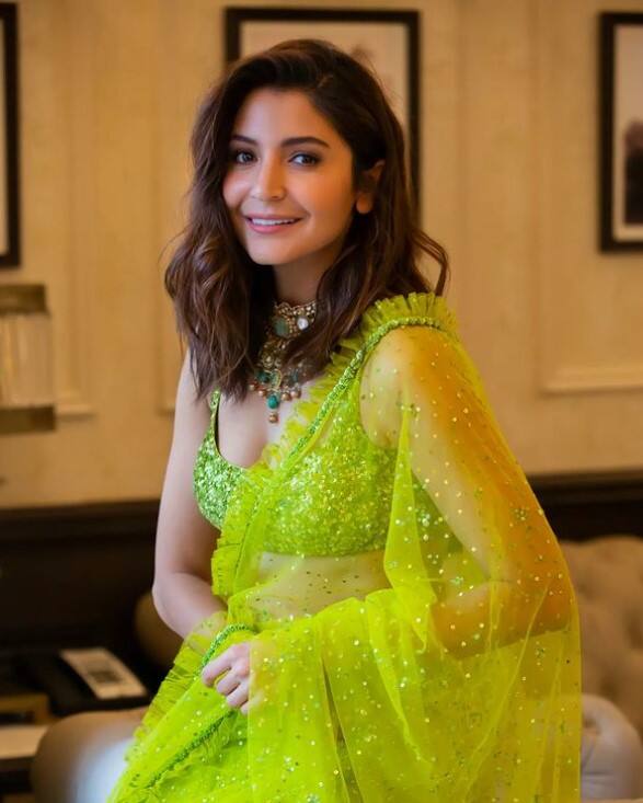 अनुष्का शर्मा का जन्म 1 मई 1988 को यूपी के अयोध्या में एक आर्मी परिवार में हुआ था. अनुष्का ने क्रिकेटर विराट कोहली से शादी की है. इस जोड़ी के दो बच्चे हैं एक बेटी वामिका और एक बेटा अकाय. एक्ट्रेस काफी समय से बड़े पर्दे से दूर हैं लेकिन इस वजह से उनकी कमाई पर कोई असर नहीं पड़ा है. वे करोड़ों नहीं अरबों की दौलत की मालकिन हैं.