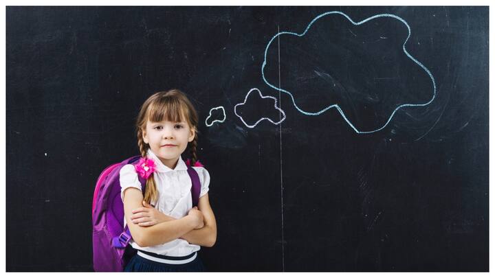 मेमोरी कार्ड गेम्स: ये गेम्स बच्चों की याददाश्त को बेहतर बनाने में मदद करते हैं. छोटे-छोटे कार्ड्स पर तस्वीरें होती हैं और बच्चों को उन्हें मिलान करना होता है. इससे उनकी ध्यान देने की शक्ति और तेज होती है.