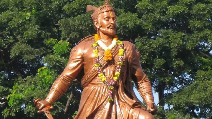 निवडणूक काळात गुजरात आणि महाराष्ट्र असा चांगलाच वाद रंगल्याचं पाहायला मिळत आहे. मोदी सरकारने महाराष्ट्रातील उद्योग गुजरातला पळवल्याचा आरोप शिवसेना ठाकरे गट व महाविकास आघाडीकडून होतो. त्यातच, संजय राऊत यांनी थेट औरंगजेबचा जन्म गुजरातमध्ये झाल्याचं म्हटलं. पण, औरंगजेबाची कबर खुलताबाद येथ आहे.