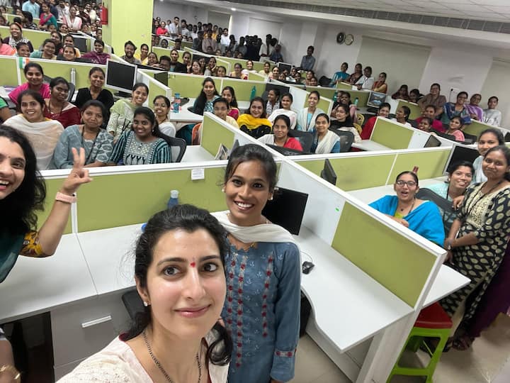మంగళగిరిలో సాఫ్ట్ వేర్ ఉద్యోగులతో