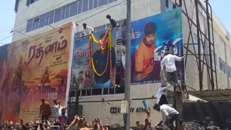 ajithkumar fans damaged vijay movie poster in chennai kasi theatre Ajithkumar: அடங்காத கோபம்.. விஜய் பேனரை கிழித்தெறிந்த அஜித் ரசிகர்கள்.. குவியும் கண்டனம்!