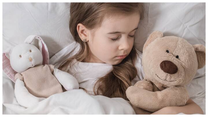 रोजाना समय पर सुलाएं: हर दिन एक ही समय पर बच्चे को सुलाने की कोशिश करें. इससे उनका शरीर उस समय के हिसाब से आदत डाल लेगा और वे आसानी से सो जाएंगे.