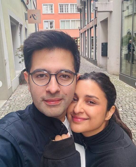 शादी के बाद से कपल अक्सर सोशल मीडिया पर अपनी प्यार में डूबी तस्वीरें शेयर करता रहता है जिन्हें फैंस फभी खूब लाइक करते हैं.