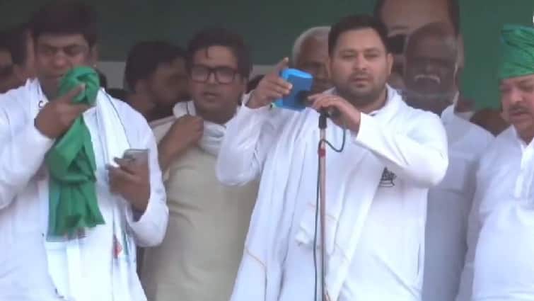 Bihar Leader of Opposition Tejashwi Yadav Post on PM Modi during Lok Sabha Elections 2024 VIDEO: भरी सभा में तेजस्वी यादव ने पीएम के वादों को Bluetooth Speaker पर सुनाया, पोस्ट कर लिखी ये बात
