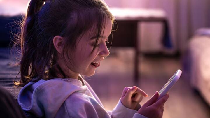 लेकिन आपने अगर बच्चों को फोन दे दिया है. तो भी आपको चिंता करने की जरूरत नहीं है. आपको बच्चों के फोन में बस एक काम करना है. जिससे हर प्रकार का एडल्ट कंटेंट ब्लॉक हो जाएगा.