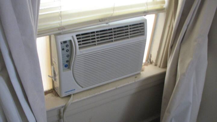 विंडो एसी घर में के कमरे में बड़ी आसानी से लगाई जा सकती है. स्प्लिट एसी की तुलना में विंडो एसी ज्यादा हवा देता है.