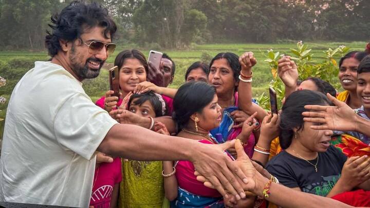 কড়া রোদে জিপে দাঁড়িয়ে শুরু করেন শোভাযাত্রা। ভিড় করেছিলেন তৃণমূল কর্মী-সমর্থকরা। এই গরমেও রাস্তায় পাশে ভিড় জমাতে দেখা যায় উৎসাহীদের। তাঁদের উদ্দেশে হাত নাড়তে দেখা যায় দেবকে।
