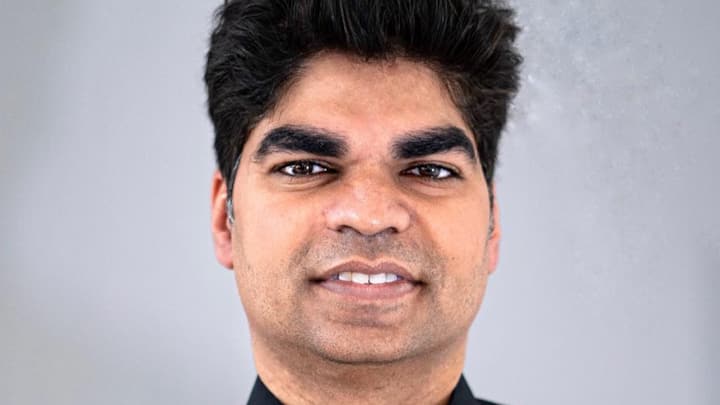 फ़िरोजाबाद लोकसभा सीट से सपा उम्मीदवार अक्षय यादव, अखिलेश यादव के चचेरे भाई हैं. उनके पास अखिलेश और डिंपल दोनों से ज़्यादा संपत्ति है. अक्षय यादवी के पास कुल 136.44 करोड़ की संपत्ति है. इसमें से 31.59 करोड़ चल और 104 करोड़ की अचल संपत्ति हैं. इसके साथ ही उन पर 11.66 करोड़ की देनदारियां भी हैं. 2019 के मुक़ाबले उनकी संपत्ति में ख़ासा उछाल हुआ है. तब उनके पास 32.12 करोड़ की संपत्ति थी.