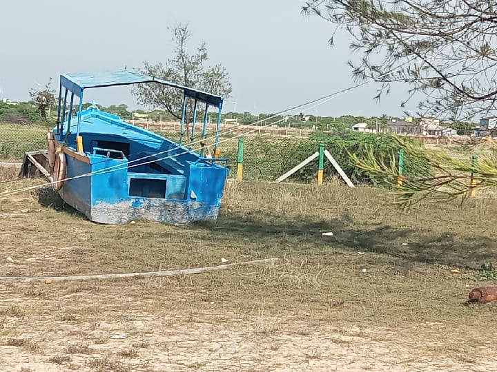 முடங்கி போன தருவைகுளம் சூழல்சார் சுற்றுலா பூங்கா; பராமரிப்பு இல்லாததால் உடைந்து போன கடல் சுற்றுலா படகுதளம்