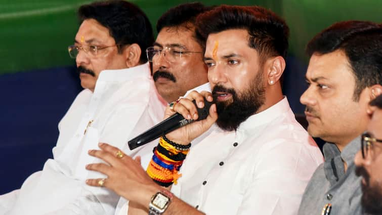 Chirag Paswan Warns Tejashwi Yadav of Legal Action on His Statement of Reservation Chirag Paswan: 'झूठ बोलना बंद कर दें, नहीं तो...', तेजस्वी यादव को चिराग पासवान ने दी कानूनी कार्रवाई की चेतावनी