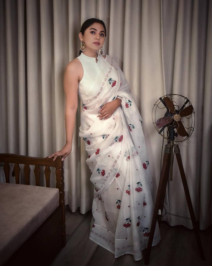 प्रेक्षकांची लाडकी मराठमोळी अभिनेत्री मृण्मयी देशपांडे सध्या इन्स्टाग्रामवर चर्चेत आहे.