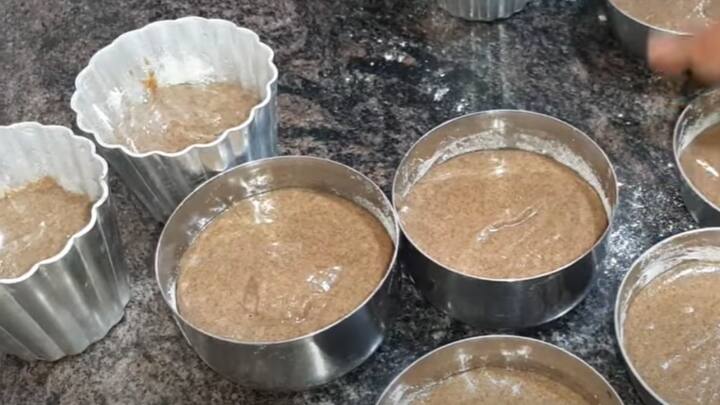 இப்போது ஒரு கப் கேழ்வரகு மாவு, ஒரு கப் கோதுமை மாவு, 3 ஸ்பூன் கோக்கோ பவுடர் ஒரு டீஸ்பூன் பேக்கிங் சோடா, 2 சிட்டிகை உப்பு ஆகியவற்றை ஒன்றாக சேர்த்து, சலித்து வெல்ல கரைசலுடன் சேர்த்து இதை நன்றாக beat செய்து கொள்ள வேண்டும். பின் இதனுடன் அரை கப் பால் சேர்த்து மீண்டும் beat செய்துக் கொள்ள வேண்டும்.