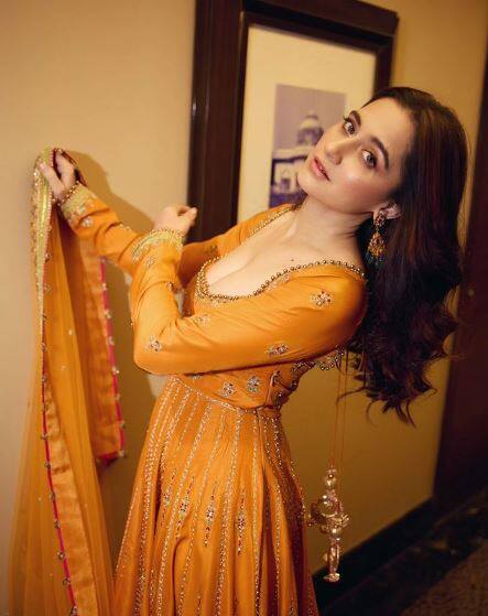 अपनी अदाओं से फैंस को घायल करने वालीं संजीदा शेख एक बार फिर सुर्खियों में हैं. एक्ट्रेस ने टीवी शो में अपने अभिनय से तो करोड़ों दर्शकों का दिल जीता ही है, लेकिन अब संजीदा ने 'हीरामंडी' में जो दमदार किरदार निभाया है, उसके सामने एक्ट्रेस बॉलीवुड स्टार्स पर अकेले भारी पड़ती हुई दिखाई दे रही हैं.