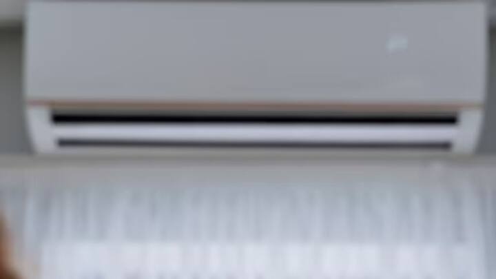 ऐसे में लोगों ने गर्मी से बचने के लिए इलेक्ट्रॉनिक उपकरणों का सहारा लेना शुरू कर दिया है. लोगों ने घरों में बंद पड़े एसी और कूलर चलाने शुरू कर दिए हैं.