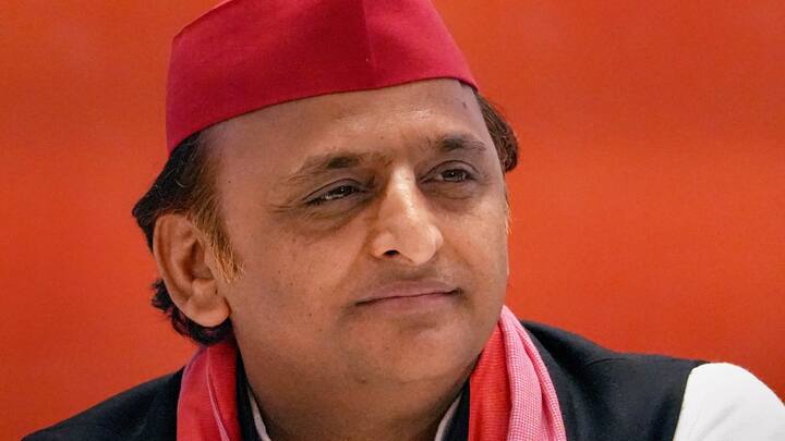 समाजवादी पार्टी के अध्यक्ष अखिलेश यादव कन्नौज लोकसभा सीट से चुनाव लड़ रहे हैं. 2024 के चुनावी हलफनामे में दी गई जानकारी के मुताबिक उनके पास कुल 42.03 करोड़ की संपत्ति है. इसमें से 9.13 करोड़ चल और 17.22 करोड़ की अचल संपत्ति है. उन पर 25.41 लाख रुपये की देनदारियां है.