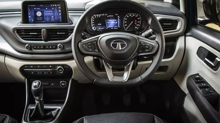 ਤੁਹਾਨੂੰ ਦੱਸ ਦੇਈਏ ਕਿ ਬਜ਼ਾਰ 'ਚ ਕੁਝ ਅਜਿਹੀਆਂ ਕਾਰਾਂ ਵਿਕ ਰਹੀਆਂ ਹਨ, ਜੋ ਬਲੇਨੋ ਤੋਂ ਵੀ ਜ਼ਿਆਦਾ ਸੁਰੱਖਿਆ ਅਤੇ ਬਿਹਤਰ ਬਿਲਡ ਕੁਆਲਿਟੀ ਦੇ ਨਾਲ ਮਿਲਦੀਆਂ ਹਨ। ਬਲੇਨੋ ਦਾ ਬਾਜ਼ਾਰ 'ਚ ਮੁਕਾਬਲਾ Hyundai i20 ਅਤੇ Tata Altroz ਨਾਲ ਹੈ। ਤਿੰਨੋਂ ਕਾਰਾਂ ਲਗਭਗ ਇੱਕੋ ਕੀਮਤ 'ਤੇ ਵੇਚੀਆਂ ਜਾ ਰਹੀਆਂ ਹਨ, ਪਰ ਸਭ ਤੋਂ ਵਧੀਆ ਕਰੈਸ਼ ਟੈਸਟ ਰੇਟਿੰਗ ਵਾਲੀ Tata Altroz ਦੀ ਕੀਮਤ 6.61 ਲੱਖ ਰੁਪਏ ਤੋਂ 9.88 ਲੱਖ ਰੁਪਏ ਦੇ ਵਿਚਕਾਰ ਹੈ।