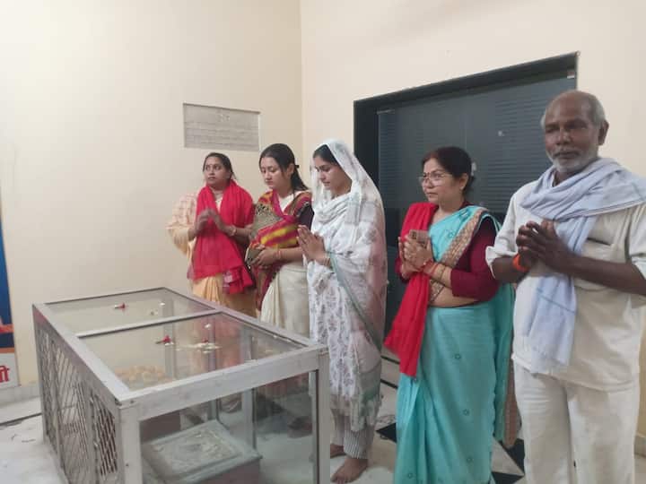 चुनाव प्रचार के दौरान नुसरत एक शिव मंदिर में भी गयीं थीं और पूजा अर्चना की थी.नुसरत पवहारी बाबा आश्रम भी गयीं थीं और वहां भी पूजा अर्चना की थी.