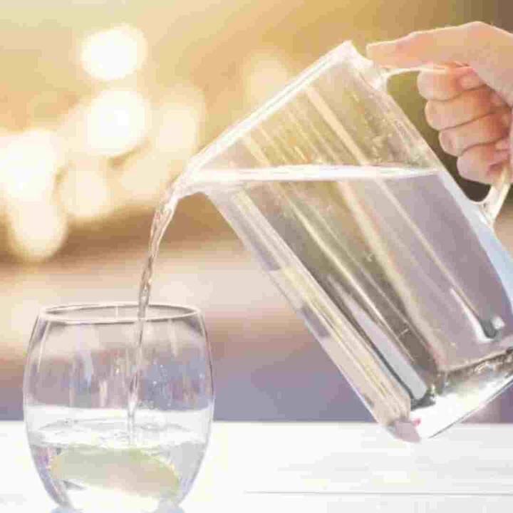 ਗਰਮੀਆਂ ਵਿੱਚ ਡੀਹਾਈਡ੍ਰੇਸ਼ਨ ਦਾ ਖ਼ਤਰਾ ਰਹਿੰਦਾ ਹੈ। 40 ਡਿਗਰੀ ਤੋਂ ਵੱਧ ਤਾਪਮਾਨ ਵਾਲੇ ਇਲਾਕਿਆਂ ਵਿੱਚ ਹੀਟ ਸਟ੍ਰੋਕ ਦਾ ਡਰ ਬਣਿਆ ਹੋਇਆ ਹੈ। ਹੀਟਸਟ੍ਰੋਕ ਤੋਂ ਬਚਣ ਲਈ ਸਰੀਰ ਨੂੰ ਹਾਈਡਰੇਟ ਰੱਖਣਾ ਜ਼ਰੂਰੀ ਹੈ। ਡਾਇਟੀਸ਼ੀਅਨ ਸੁਰਭੀ ਦਾ ਕਹਿਣਾ ਹੈ ਕਿ ਸਾਨੂੰ ਵੱਧ ਤੋਂ ਵੱਧ ਪਾਣੀ ਪੀਣਾ ਚਾਹੀਦਾ ਹੈ। ਹਾਲਾਂਕਿ, ਨਾਰੀਅਲ ਪਾਣੀ ਦਾ ਸੇਵਨ ਦੁੱਗਣਾ ਲਾਭ ਪ੍ਰਦਾਨ ਕਰ ਸਕਦਾ ਹੈ। ਇਸ ਤੋਂ ਇਲਾਵਾ ਸਰੀਰ 'ਚ ਪਾਣੀ ਦੀ ਕਮੀ ਨੂੰ ਵੀ ਫਲਾਂ ਨਾਲ ਪੂਰਾ ਕੀਤਾ ਜਾ ਸਕਦਾ ਹੈ।