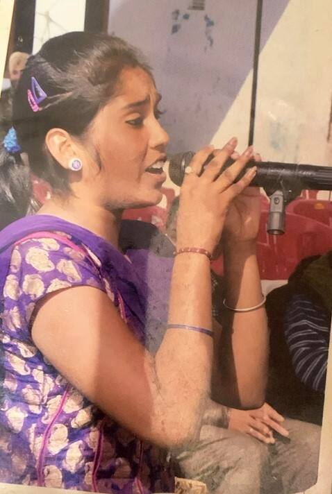 ਅਫਸਾਨਾ ਖਾਨ ਦੀ ਇਸ ਪੋਸਟ ਉੱਪਰ ਪ੍ਰਸ਼ੰਸਕ ਵੀ ਕਮੈਂਟ ਕਰ ਗਾਇਕਾ ਦੀ ਖੂਬ ਸ਼ਲਾਘਾ ਕਰ ਰਹੇ ਹਨ। ਆਖਿਰ ਕਿਵੇਂ ਉਨ੍ਹਾਂ ਆਪਣੀ ਮੇਹਨਤ ਨਾਲ ਦੁਨੀਆਂ ਭਰ ਵਿੱਚ ਵੱਖਰਾ ਮੁਕਾਮ ਹਾਸਿਲ ਕੀਤਾ। ਅਫਸਾਨਾ ਆਪਣੀ ਗਾਇਕੀ ਅਤੇ ਸੰਘਰਸ਼ ਦੀ ਕਹਾਣੀ ਨਾਲ ਫੈਨਜ਼ ਦਾ ਧਿਆਨ ਆਪਣੇ ਵੱਲ ਖਿੱਚ ਰਹੀ ਹੈ। ਜਿਸ ਤੋਂ ਦਰਸ਼ਕ ਵੀ ਕਾਫੀ ਪ੍ਰਭਾਵਿਤ ਹੋਏ ਹਨ।