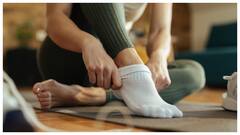 मोजे पहनने से पहले जरूर अपनाएं ये ट्रिक्स, कभी नहीं आएगी पैर से बदबू