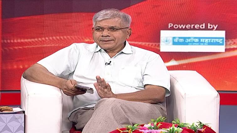 Prakash Ambedkar says Congress sandwiched between Shiv Sena and NCP If the Congress does not want to be sandwiched they will definitely accept our offer Prakash Ambedkar on Congress : सँडविच व्हायचं नसेल तर ते आमचे ऑफर नक्कीच स्वीकारतील; प्रकाश आंबेडकरांची काँग्रेसला पुन्हा साद!