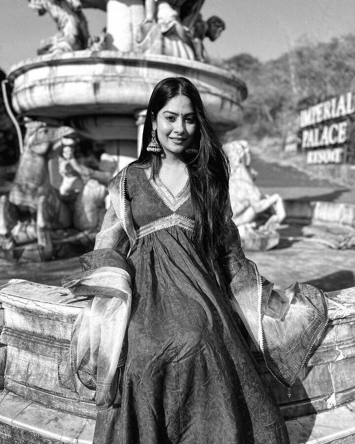 कृष्णा मुखर्जी ने खुलासा किया कि उन्हें दो बार सेट पर बंद कर दिया गया था. उन्होंने बताया, 'जब उन्होंने मुझे बंद कर दिया, तो पर्ल ग्रे की सहायक अस्मा ने मेरा हाथ पकड़ लिया और कहा कि मैं शूटिंग नहीं करूंगी, लेकिन उन्होंने कहा, 'ऐसे कैसे शूट नहीं करेगी, कपड़े बदल और शूट कर. ये यहां से जाएगी नहीं.