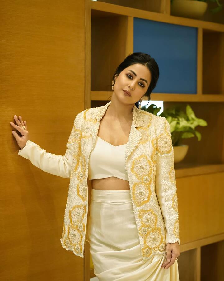 She paired her outfit with a chic matching jacket embellished with a floral pattern of crystals and detailed with sequin embroidery.