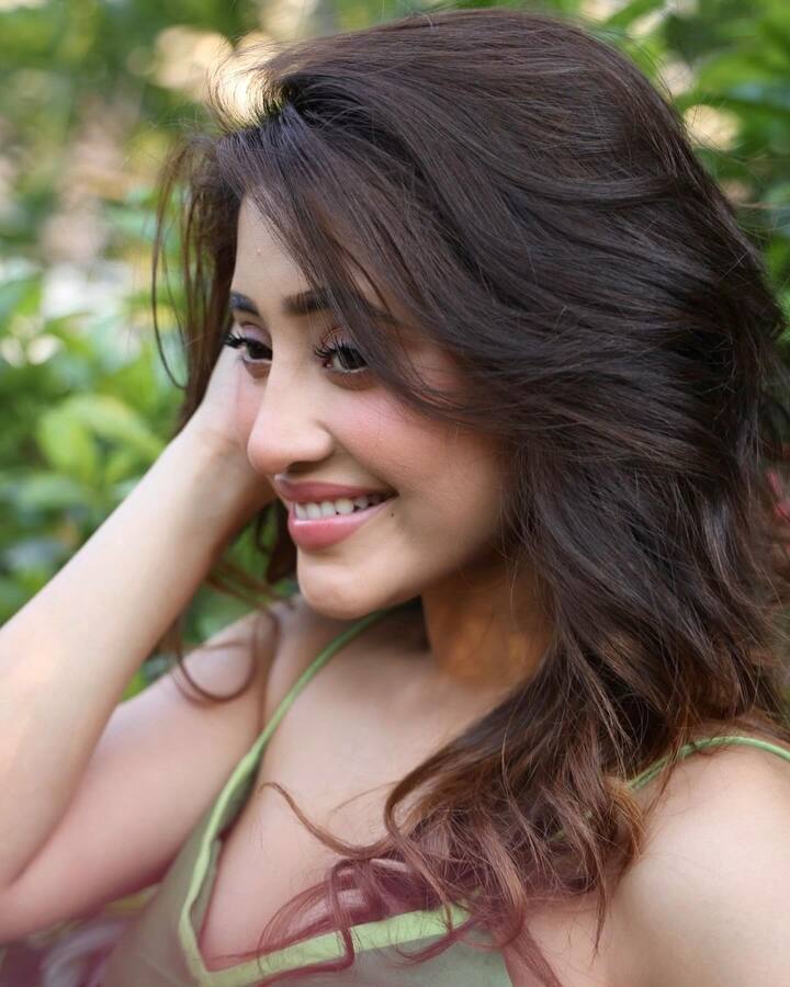 ટીવી સીરિયલની અભિનેત્રી શિવાંગી જોશીએ હાલમાં જ સોશિયલ મીડિયા પર તેની લેટેસ્ટ તસવીરો શેર કરી છે.