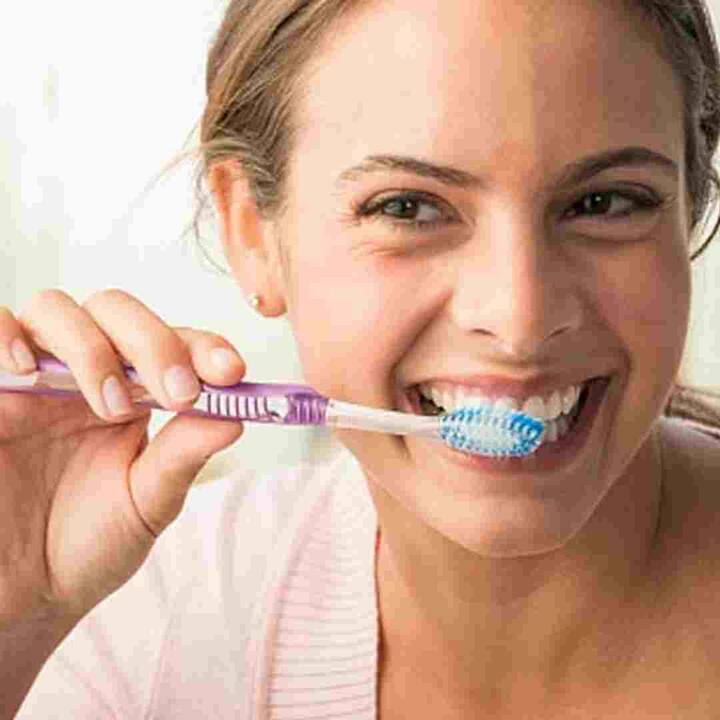 ਜੇਕਰ ਤੁਸੀਂ ਆਪਣੇ ਦੰਦਾਂ ਨੂੰ ਚੰਗੀ ਤਰ੍ਹਾਂ ਸਾਫ਼ ਰੱਖਦੇ ਹੋ, ਤਾਂ ਉਹ ਤੁਹਾਡੀ ਸੁੰਦਰਤਾ ਵਿੱਚ ਵਾਧਾ ਕਰਨਗੇ। ਪਰ ਸਮੱਸਿਆ ਇਹ ਹੈ ਕਿ ਸਾਡੇ ਵਿੱਚੋਂ ਬਹੁਤਿਆਂ ਨੂੰ ਬੁਰਸ਼ ਕਰਨ ਦਾ ਸਹੀ ਤਰੀਕਾ ਨਹੀਂ ਪਤਾ ਹੈ।