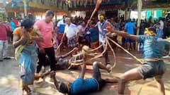 துடைப்பத்தால் அடித்துக் கொண்ட பக்தர்கள்;  கோயில் திருவிழாவில் விநோத நிகழ்ச்சி - எங்கு தெரியுமா?