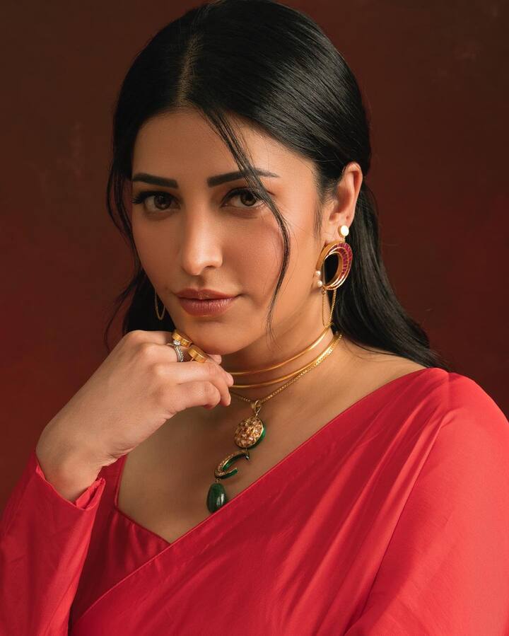 She also accessorised with a golden choker that complemented her all-red attire.