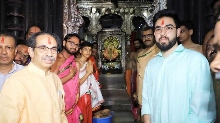 Uddhav Thackeray visits Shri Ambabai mandir : प्रचार दौऱ्यासाठी कोल्हापुरात असलेल्या माजी मुख्यमंत्री उद्धव ठाकरे यांनी करवीर निवासिनी अंबाबाई मंदिरात भेट दिली.