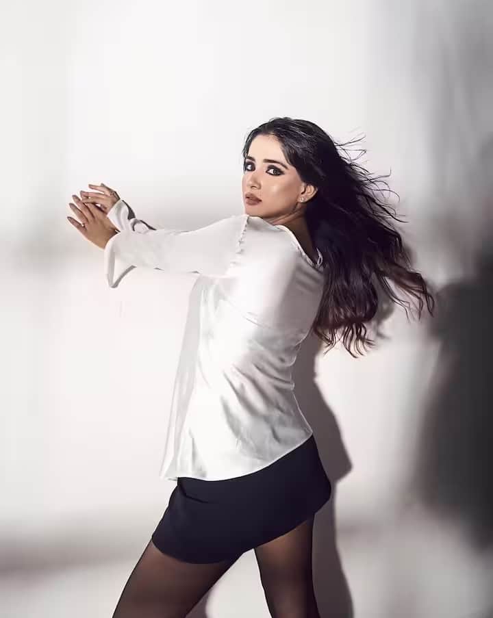 પ્રતિક્ષા તેના ઇન્સ્ટાગ્રામ પર અનેક ફોટા પોસ્ટ કરી રહી છે. તાજેતરમાં અભિનેત્રીએ કેટરિના કૈફનો લૂક રિક્રિએટ કરતી તસવીર શેર કરી હતી