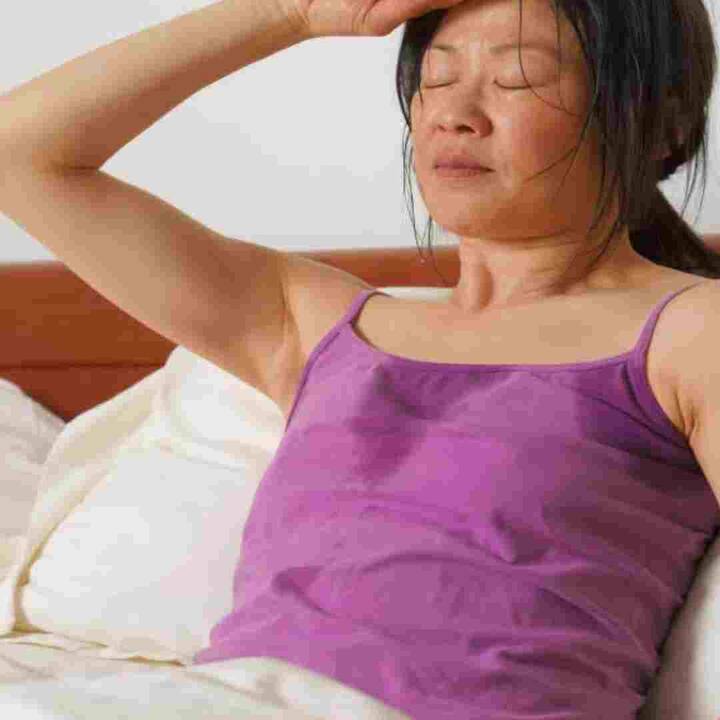 ਨਰਾਇਣ ਹਸਪਤਾਲ ਦੇ ਇੰਟਰਨਲ ਮੈਡੀਸਨ ਦੇ ਸੀਨੀਅਰ ਕੰਸਲਟੈਂਟ ਡਾ: ਪੰਕਜ ਵਰਮਾ ਦਾ ਕਹਿਣਾ ਹੈ ਕਿ ਗਰਮੀ ਦੇ ਮੌਸਮ 'ਚ ਤਾਪਮਾਨ 'ਚ ਵਾਧਾ ਅਤੇ ਜ਼ਿਆਦਾ ਗਰਮੀ ਕਾਰਨ ਕਈ ਲੋਕਾਂ ਨੂੰ ਥਕਾਵਟ ਅਤੇ ਕਮਜ਼ੋਰੀ ਦੇ ਨਾਲ-ਨਾਲ ਚੱਕਰ ਆਉਣਾ ਵਰਗੀਆਂ ਸਮੱਸਿਆਵਾਂ ਦਾ ਸਾਹਮਣਾ ਕਰਨਾ ਸ਼ੁਰੂ ਹੋ ਜਾਂਦਾ ਹੈ। ਆਓ ਜਾਣਦੇ ਹਾਂ ਮਾਹਿਰਾਂ ਤੋਂ ਗਰਮੀਆਂ 'ਚ ਚੱਕਰ ਆਉਣ ਦੀ ਸਮੱਸਿਆ ਕਿਉਂ ਸ਼ੁਰੂ ਹੁੰਦੀ ਹੈ।