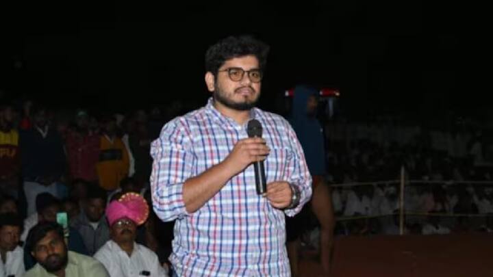 नीरा उजवा कालवा असं अनेक गोष्टींची माहिती तोंडपाठ साहेबांना असणं हे माझ्यासाठी अचंबित करणारी बाब होती. अनेक विषयांवर साहेबांनी केलेल मार्गदर्शन ही आयुष्याची मोठी शिदोरी राहील, अशा शब्दात हवाई सफरचं वर्णन रोहित पाटील यांनी केलं आहे.