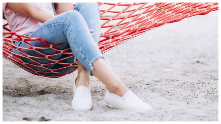 परफ्यूम का प्रयोग: अगर आपको लगता है कि पैरों के पसीने से बदबू आ सकती है, तो एक आसान उपाय है परफ्यूम का इस्तेमाल. बस अपने मोजों पर थोड़ा सा परफ्यूम छिड़क दें. इससे मोजे खुशबूदार हो जाएंगे और पसीने की बदबू छिप जाएगी.