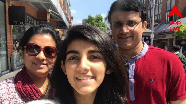 পড়াশোনা শেষ করে মেয়ে আপাতত লন্ডনে চাকুরিরতা। সৌরভ গঙ্গোপাধ্যায়ের কন্যা সানা গঙ্গোপাধ্যায়কে নিয়ে অনুরাগীদের আগ্রহ নেহাত কম নয়। কিন্তু কিভাবে লন্ডনে দিন কাটে তাঁর? বাবার সঙ্গে তাঁর সম্পর্কই বা কেমন? সেই কথা বিভিন্ন সময়েই সংবাদমাধ্যমের সামনে তুলে ধরেছেন সৌরভ ও ডোনা গঙ্গোপাধ্যায়।