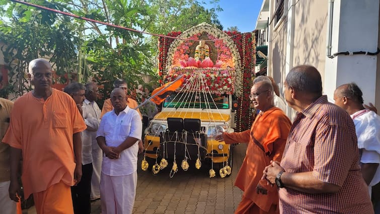 Ramakrishna Mission On the day  launched Lord Ramakrishna Ratham left Thanjavur on behalf of Ramakrishna Mutt - TNN ராமகிருஷ்ண மிஷன் தொடங்கிய தினம்; தஞ்சையில் பகவான் ராமகிருஷ்ணர் ரதம் புறப்பாடு