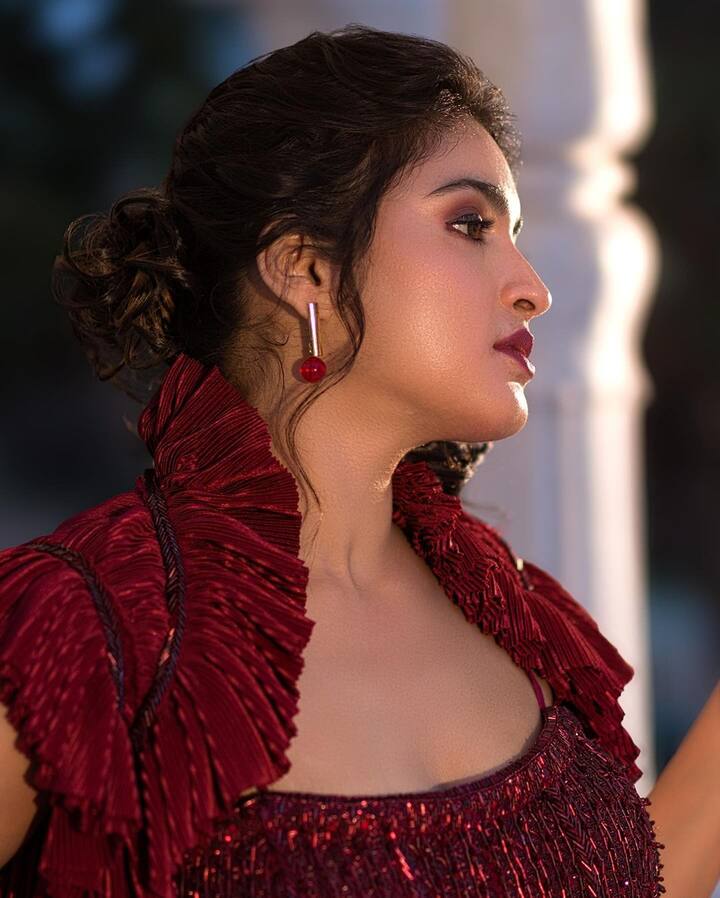 రతికి అందం మరింత పెరిగిపోతోంది అంటూ కామెంట్స్ పెడుతున్నారు. Photo Credit: Rathika/Instagram