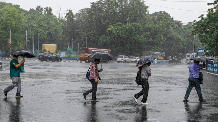 উত্তরবঙ্গে দার্জিলিং ও কালিম্পঙে বৃষ্টি হচ্ছে। শনিবার থেকে বাড়বে বৃষ্টির পরিমাণ।