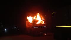 आरा में बालू लदे वाहन ने सब्जी विक्रेता को रौंदा, मौत के बााद ग्रामीणों ने ट्रक को फूंका, दर्जनों के तोड़े शीशे