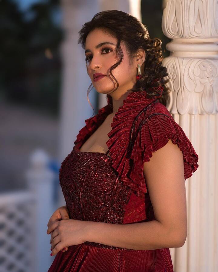 అమ్మడు ఫోటోలు చూసిన నెటిజన్లు ఫిదా అవుతున్నారు. Photo Credit: Rathika/Instagram