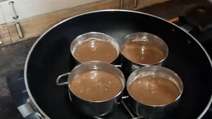 4 சிறிய அளவிலான கிண்ணங்களை எடுத்துக் கொள்ளவும். இப்போது இந்த கிண்ணங்களின் உட்பகுதியில் எண்ணெய் தடவி இதனுள் கேழ்வரகு மாவை பரவலாக தூவி விட்டுக் கொள்ள வேண்டும்.
