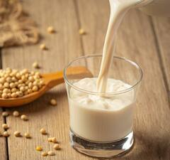 Health News: ਕੈਲਸ਼ੀਅਮ ਨਾਲ ਭਰਪੂਰ ਸੋਇਆ ਮਿਲਕ ਨਾ ਸਿਰਫ ਤੁਹਾਡੀਆਂ ਹੱਡੀਆਂ ਨੂੰ ਮਜ਼ਬੂਤ ਰੱਖਦਾ ਸਗੋਂ ਕਈ ਬਿਮਾਰੀਆਂ ਤੋਂ ਦਿਵਾਉਂਦਾ ਰਾਹਤ, ਜਾਣੋ ਫਾਇਦੇ