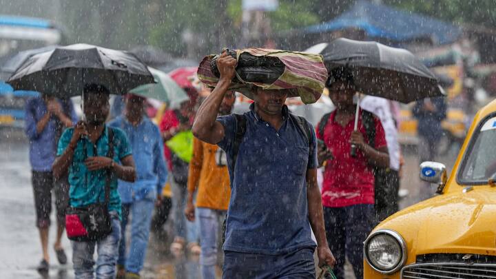 সোম ও মঙ্গলবার কলকাতা-সহ দক্ষিণবঙ্গের সব জেলাতেই বৃষ্টির সম্ভাবনা রয়েছে। এর ফলে পারদ কিছুটা নেমে গরম কিছুটা সহনীয় হবে।