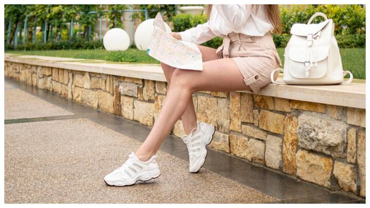 टैल्कम पाउडर: मोजे पहनने से पहले अपने पैरों को अच्छे से धोएं और सुखाएं. पैरों की साफ-सफाई बहुत जरूरी है, और इसके बाद टैल्कम पाउडर या फुट पाउडर लगाने से पसीना कम होता है.