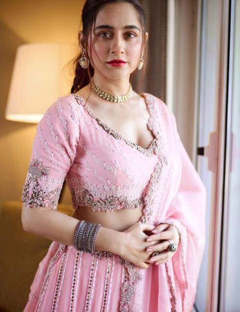 जी हां संजय लीला भंसाली के निर्देशन में बनी सीरीज 'हीरामंडी: द डायमंड बाजार' में संजीदा शेख ने वहीदा का रोल प्ले किया है. इस वेब सीरीज में संजीदा की एक्टिंग दर्शकों को खूब पसंद आ रही है.